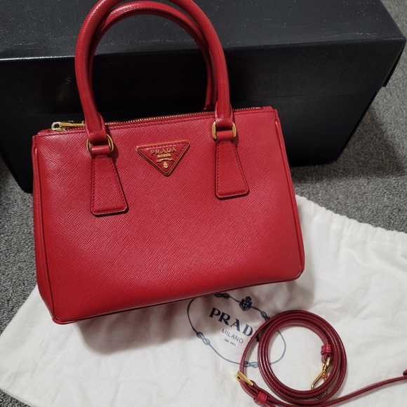 Prada Handbags - 🌟Host Pick🌟Prada iconic Galleria Saffiano Leather Small Bag